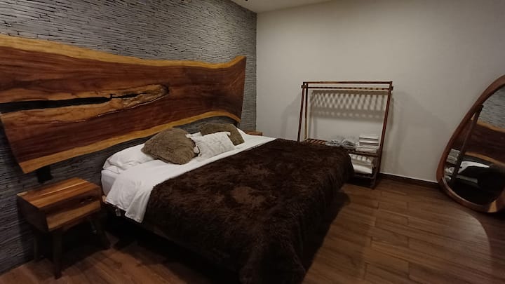 寝室1、キングサイズベッド、ワークデスク（ドレッサー）、ハンガーラック、カントリービューのバルコニー