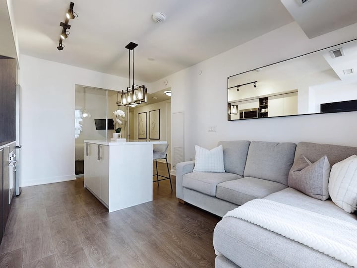 Luxury 2br+den Getaway | Free Parking Near Airport - Toronto