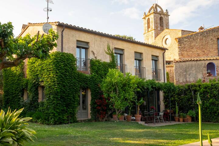 Costa Brava Villa – Pool, Garden & Autumn Getaway gallery image 5