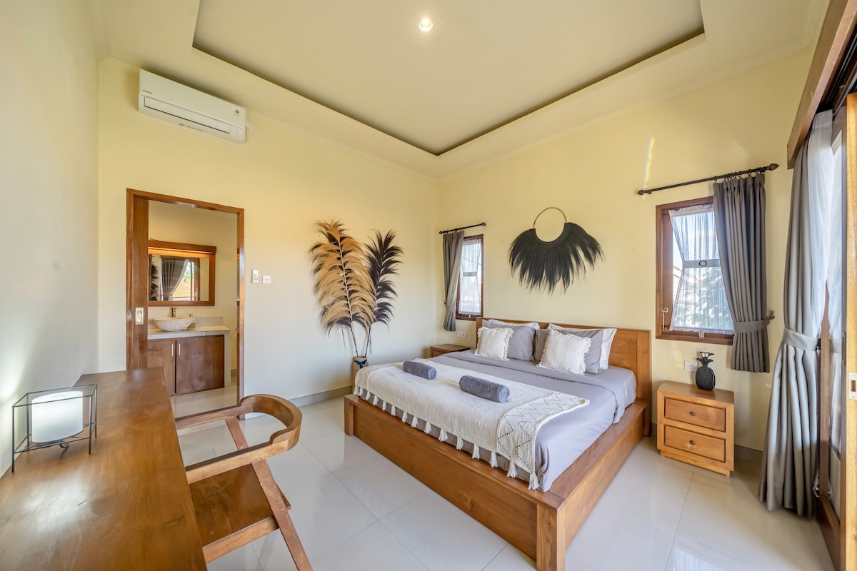 Sovrum 3, på övervåningen

Alla sovrum innehåller spegel, bord och stol, garderob, klädhängare, ett värdeskåp och badrum (handfat, handfat, dusch)