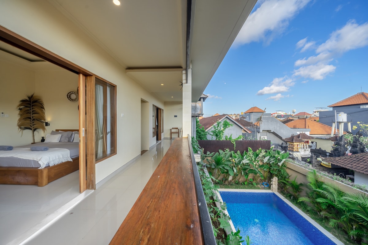 Utanför sovrum 4. 
Delat balkong med utsikt över poolen