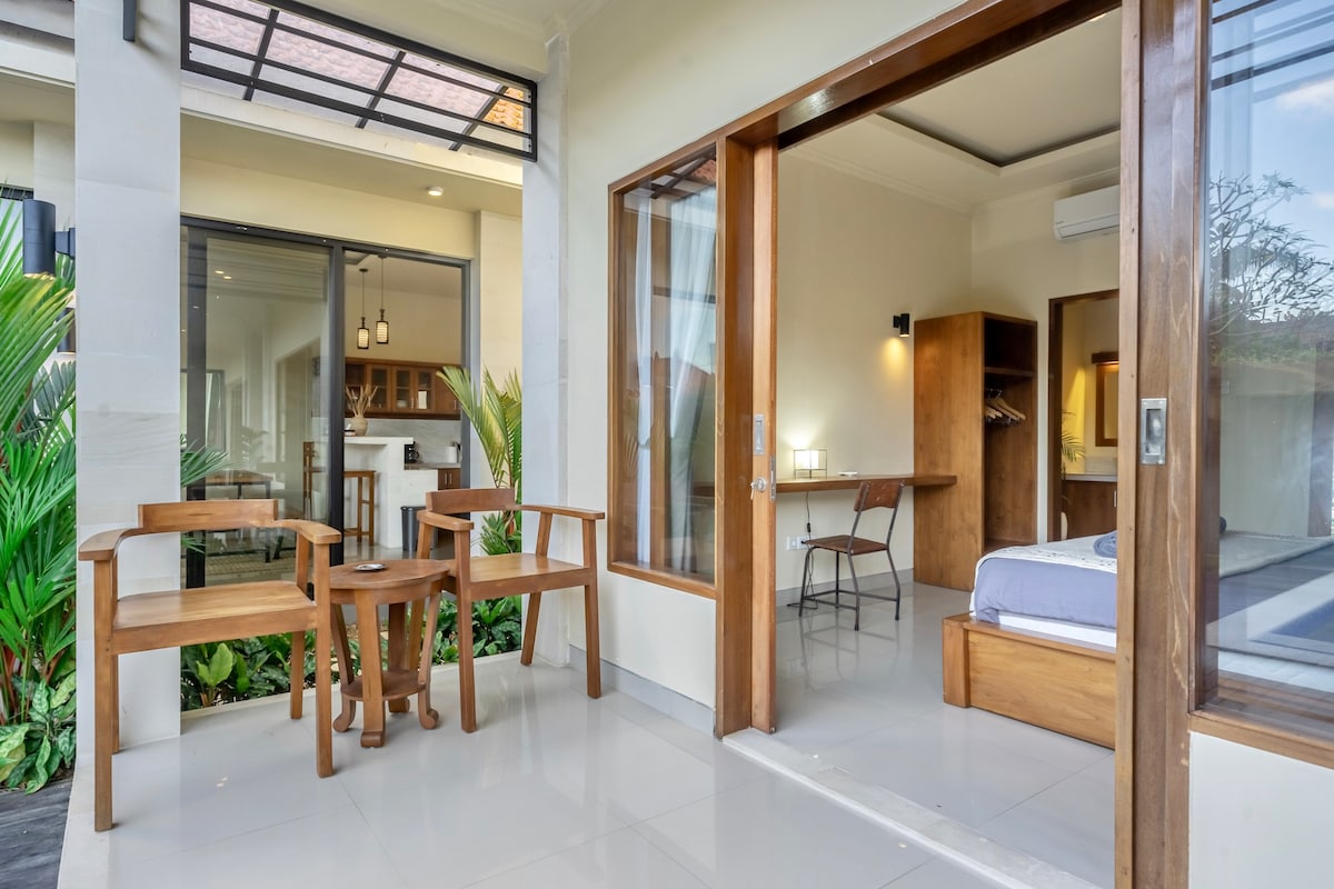 Entré till sovrum 1 på bottenvåningen med utsikt över poolen.

Alla sovrum har dubbelsängar med skåputrymme, skrivbord och stol med eget eget badrum.

Sovrummen i övervåningen är något större än sovrummen på bottenvåningen.