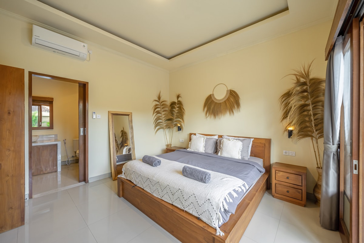 Sovrum 2, bottenvåning (identisk med sovrum 1)

Alla sovrum innehåller spegel, bord och stol, garderob, klädhängare, ett värdeskåp och eget badrum (handfat, handfat, dusch)