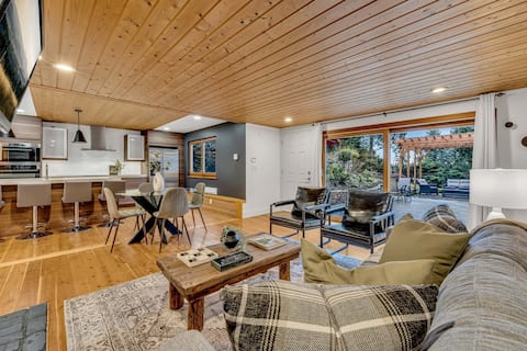 West Coast, Luxury Modern Cabin