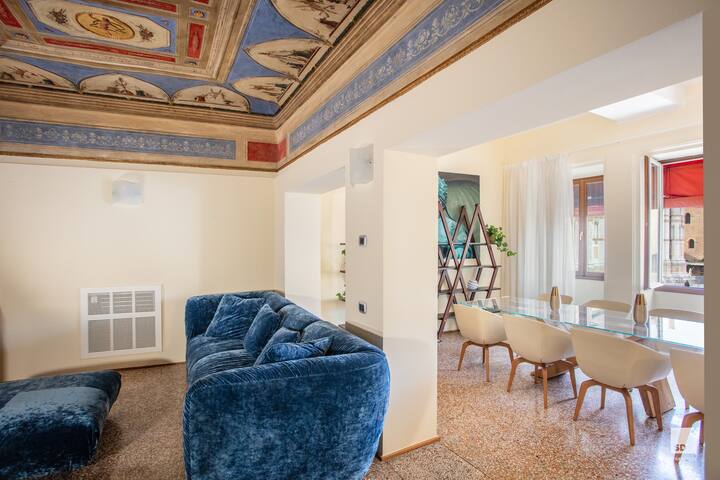 Urbanicooh Garisenda – Piazza Maggiore View gallery image 2