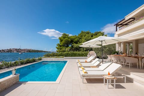 Beachfront villa with two jacuzzis, bikes & SUP