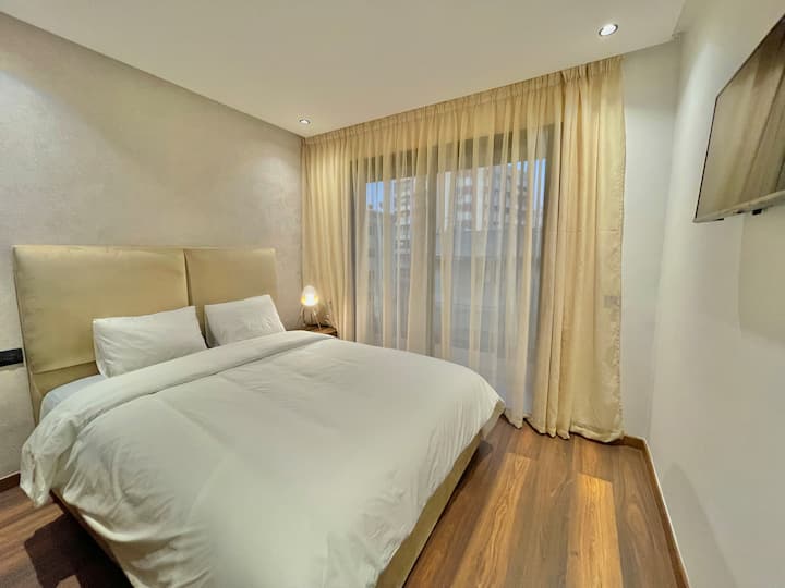 Elegantna glavna spavaća soba s udobnim krevetom, televizorom i privatnim balkonom koji nudi prekrasno prirodno svjetlo. Topla atmosfera i idealno za opuštanje, rad ili boravak na otvorenom. Savršeno za luksuzan boravak u Casablanci 