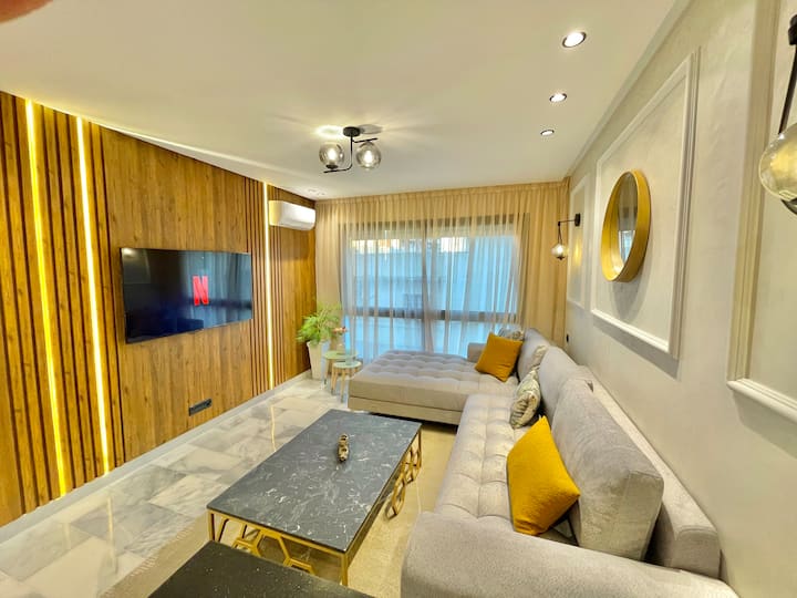 Uživajte u modernom dnevnom boravku s televizorom visoke razlučivosti koji nudi izvanrednu kvalitetu slike za vizualni doživljaj.