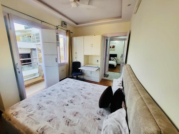 Მეორე საძინებელი კარადათი და აივანზე გასასვლელით. ორი დიდი ფანჯარა