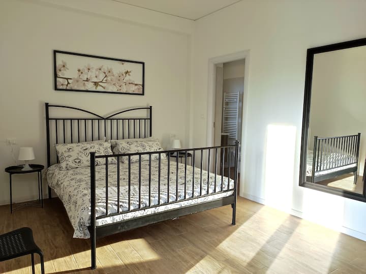 Spálňa s manželskou posteľou, vlastnou kúpeľňou a balkónom