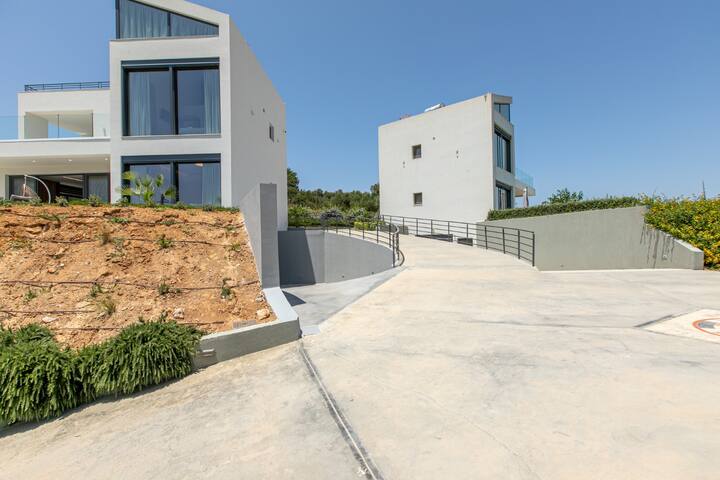 Lux villa 20 sleeps*2 Pool* Sea view*8 Bedrooms gallery image 4