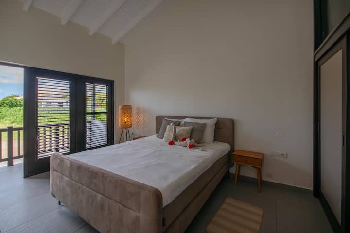 Antrajame miegamajame taip pat yra privatus vonios kambarys, oro kondicionierius ir spintelė