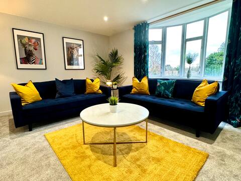 Bournemouth Getaway: 3BR Apartment near Beach