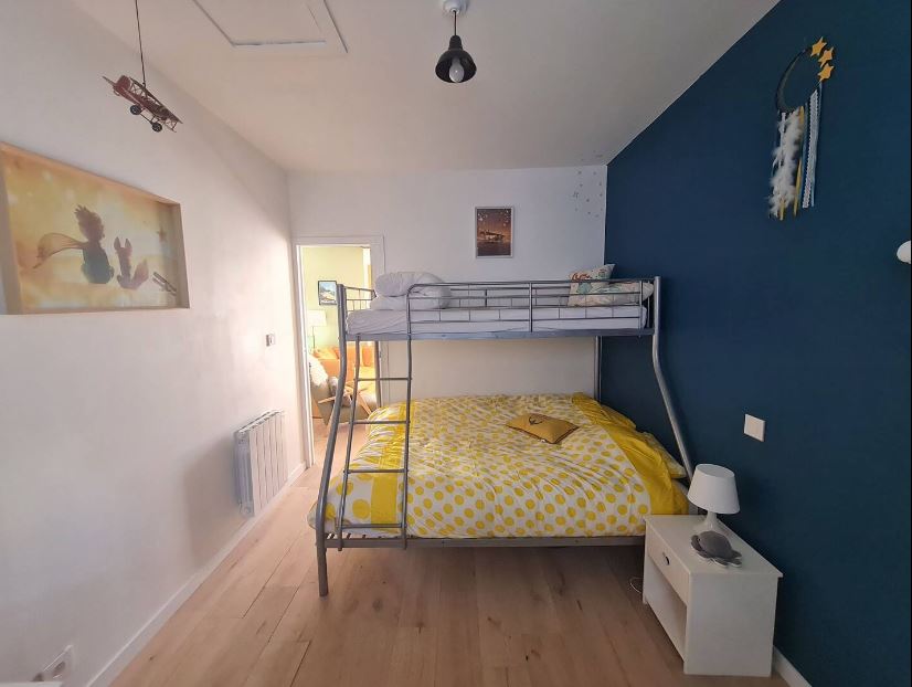 Spálňa „Petit Prince“ s rozlohou 10 m² a poschodovou posteľou pre 3 osoby:
1 manželská posteľ dole 140 + 1 jednolôžko hore 90 
má tiež pracovný stôl na diaľkovú prácu VDSL a úložnú skrinku + TNT TV

( na požiadanie je k dispozícii posteľ s dáždnikom)