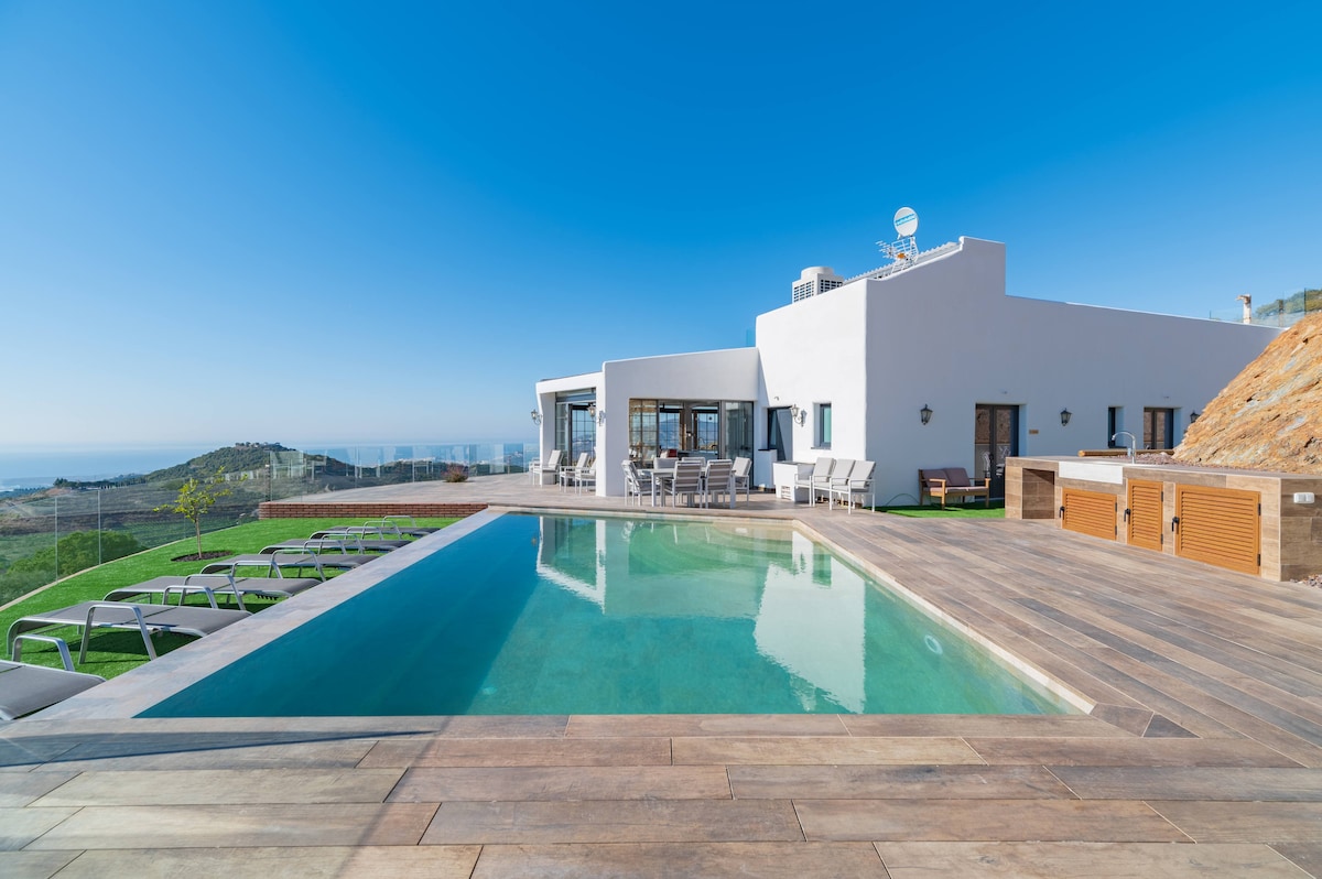 Airbnb performant: Seaview Family Villa for 18 with Infinity Pool à Motril