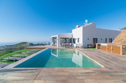 Seaview Family Villa for 18 with Infinity Pool