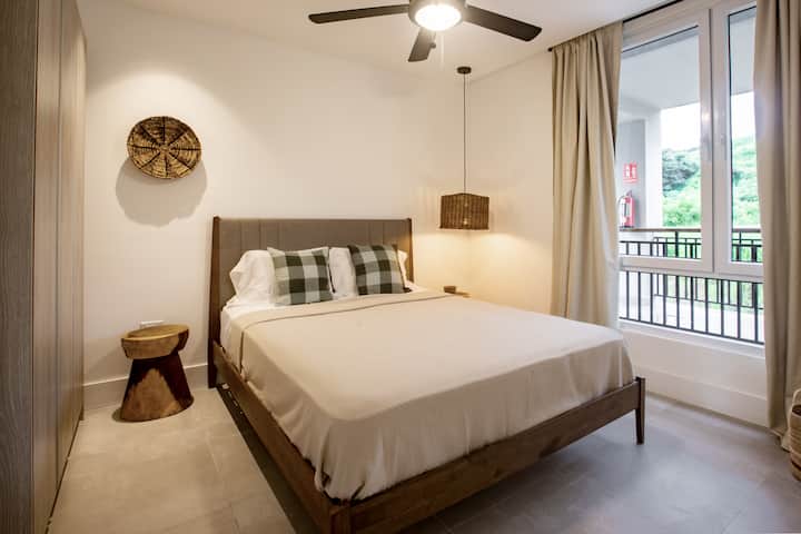 Slaapkamer #2 met een comfortabel queensize bed