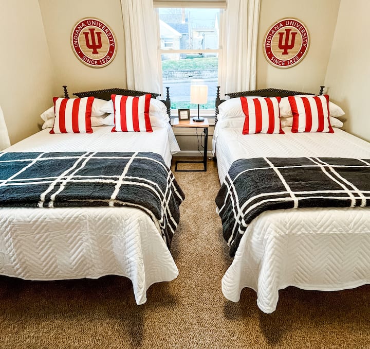 تحتوي غرفة النوم الثانية على سريرين كاملين، رائعة للعائلات أو الأصدقاء!