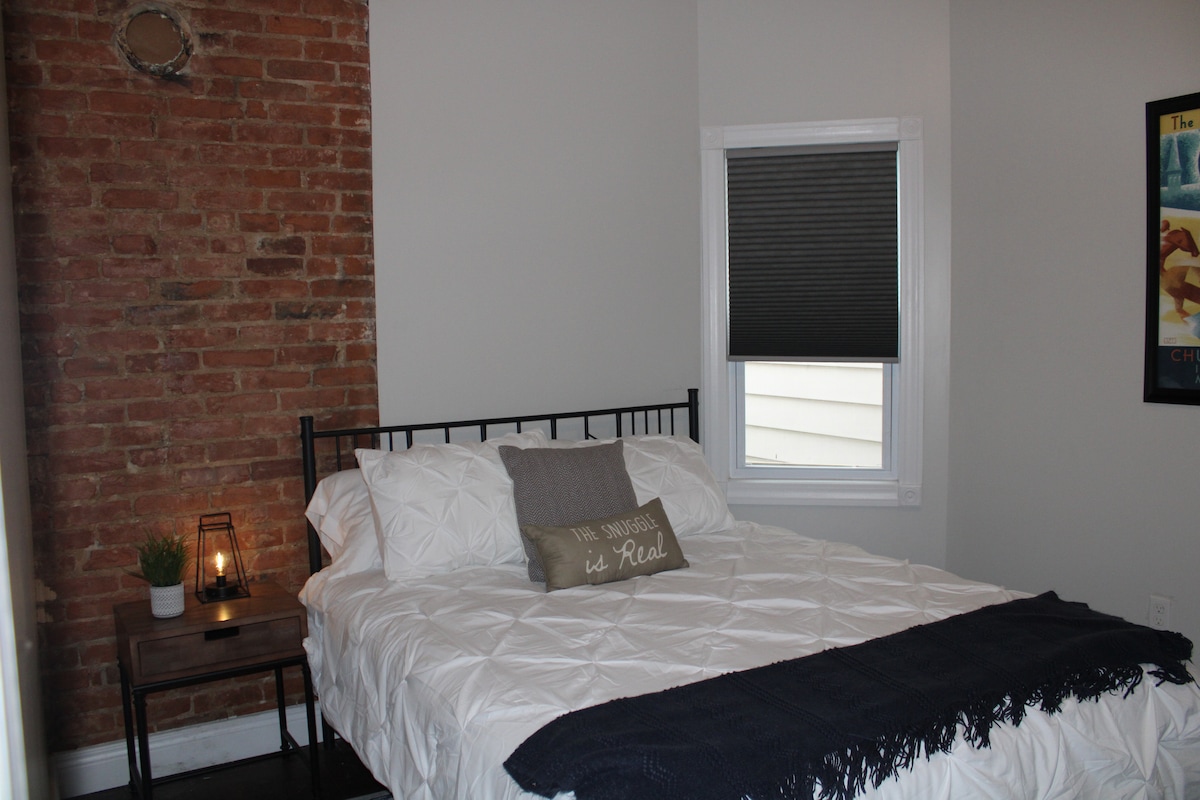 2. Schlafzimmer mit gemütlicher Küche und Kleiderschrank.