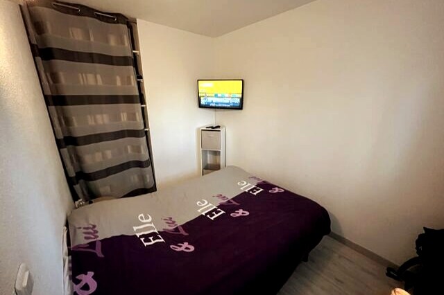 Საძინებელი ორადგილიანი საწოლით, სათავსო კარადა