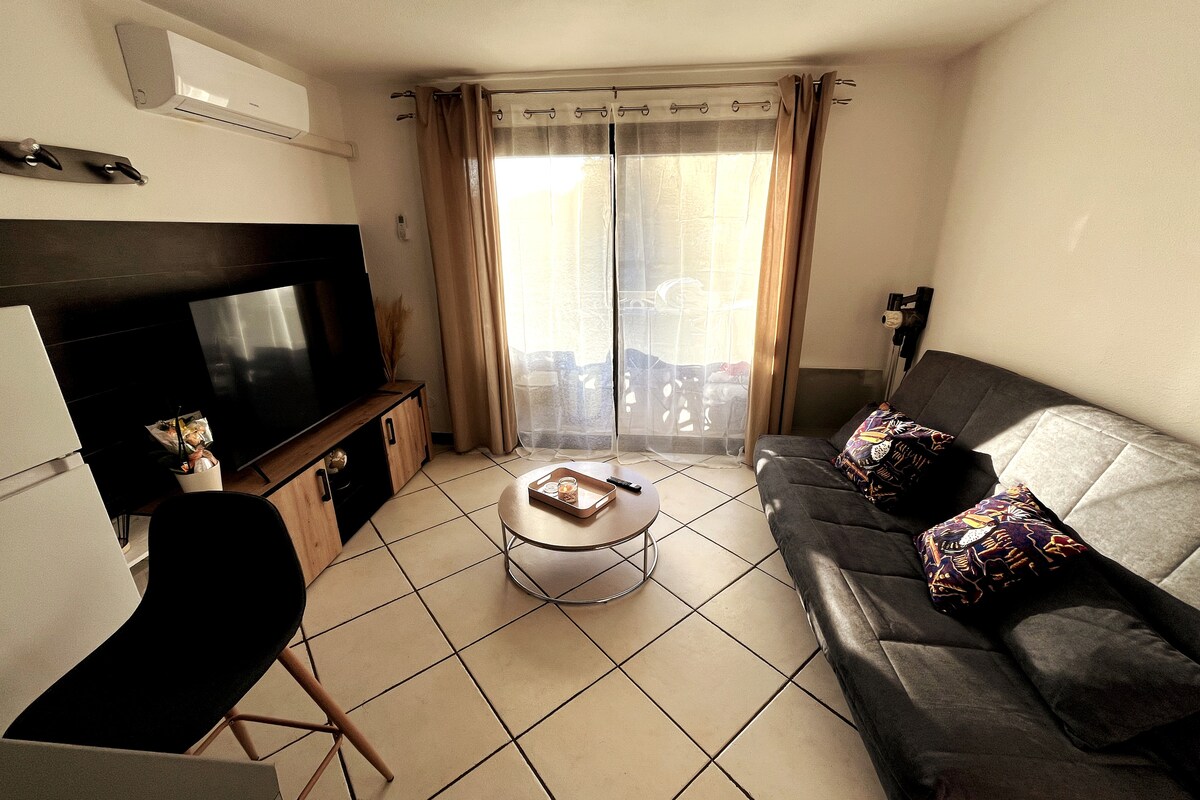 Მისაღები ოთახი კონვერტირებადი გასაშლელი დივნით