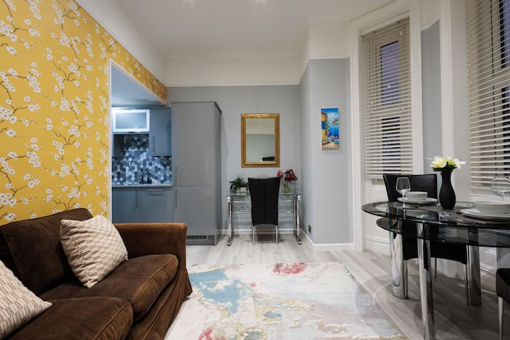 Durley Gardens, By The Beach - Sandbanks