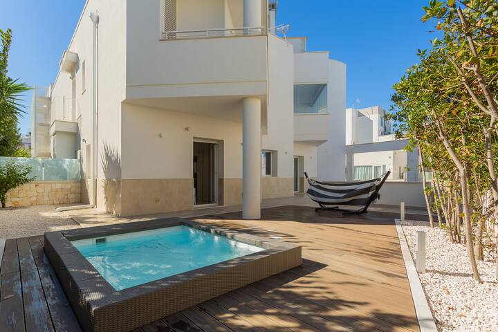 Palazzo Lux Stays Sleeps 9 – pool, beach, centre gallery image 2