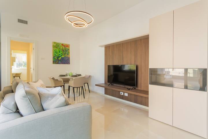 Palazzo Lux Stays Sleeps 9 – pool, beach, centre