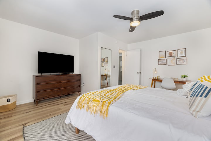 Smart TV, mirror and dedicated workspace.  What else do you need from a bedroom?


North Myrtle Beach - Ocean, Beaches, Pool, Family, Golf, Homes, Condo’s, Private
