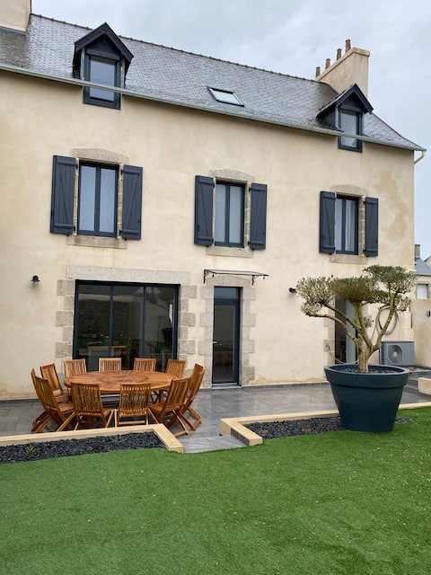 Large house 400 m from the sea