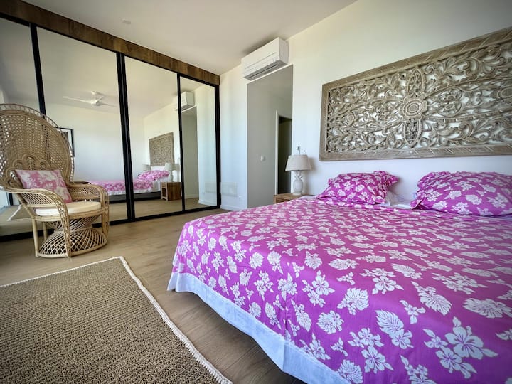 Krevat dopio "king" në dhomën kryesore të gjumit me gardërobë dhe pasqyra të mëdha të dhomës së zhveshjes