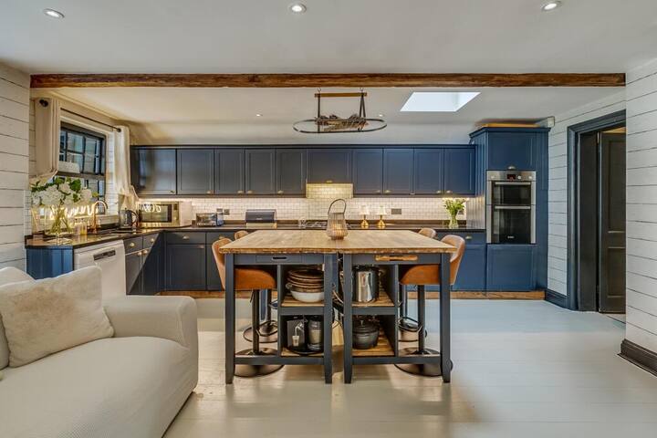 Stunning chalet-style townhouse gallery image 3