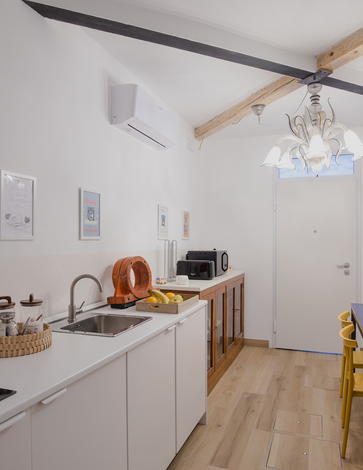 Popular Airbnb listing: Acquadiluna, a Liberty building 15' from Venice in Venezia