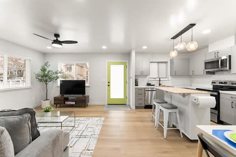 Top performing Airbnb: City Charm 2bd room house w/ a King Sz Bed in North Oak Park