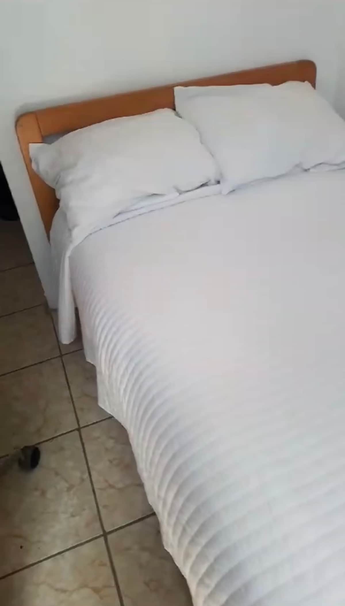 غرفة ضيوف صغيرة وحمام خاص. يرجى العلم أن هناك وصولًا منفصلًا إلى هذه الغرفة خارج منطقة المطبخ. ليس بالقرب من غرف النوم الأخرى في المنزل، فهو أكثر خصوصية وانفصالًا. 