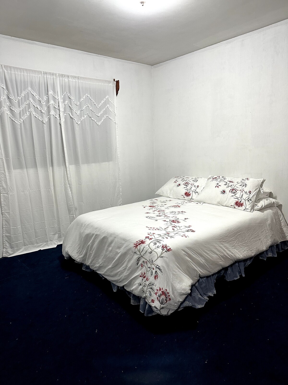 غرفة النوم 2: سرير كوين وحمام خاص ملحق.