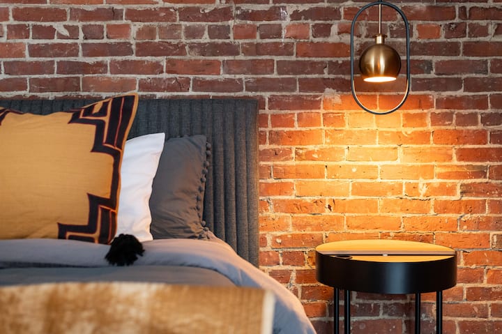 Спалната соба има удобно слабо осветлување и останува доволно темна за одличен ноќен сон. 
Зградата од тули е неверојатно тивка и има многу малку врева од улиците подолу.