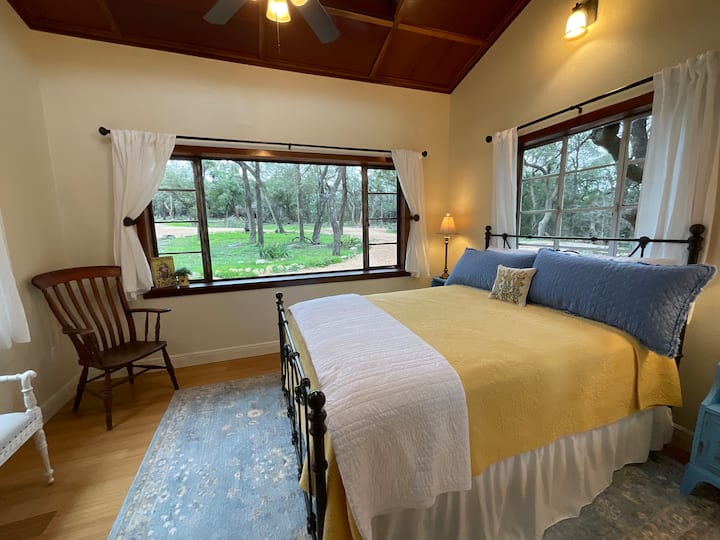 Dhoma “Thee Sunshine” është projektuar sipas vajzave të mia me diell, Shelby, Karlie dhe Bailey.
"Ti je rrezet e mia të diellit..."