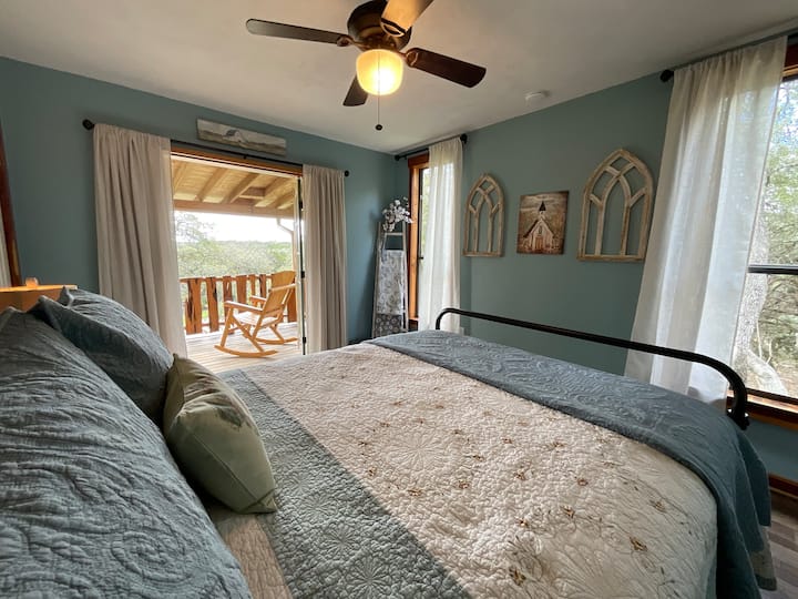 Dy karrige lëkundëse në verandën e dhomës së gjumit të shtëpisë në fermë po të presin për të pirë kafenë dhe për të shijuar pamjen. 