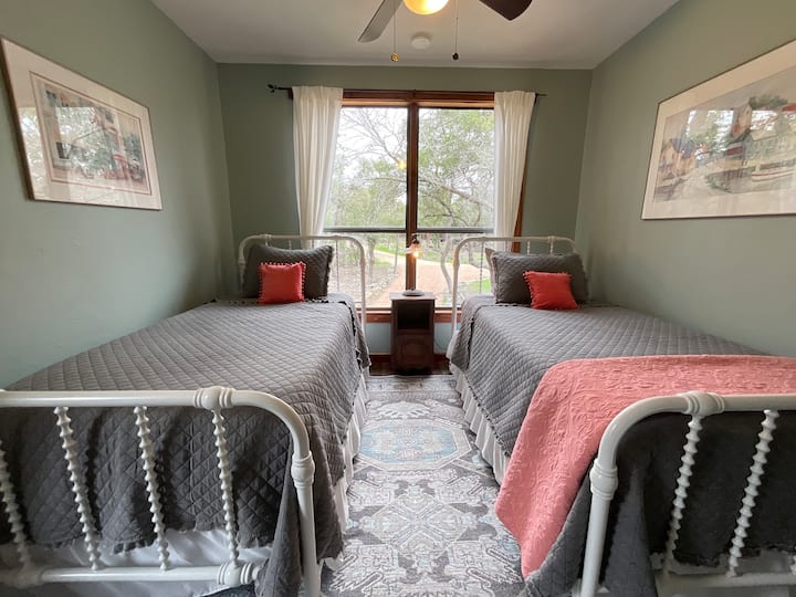 Dhoma “Seaglass” ka dy krevate dopio me rehati të mahnitshme për një gjumë të mirë. Pamja jashtë është e bukur. 