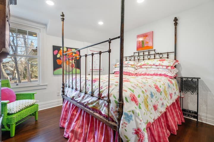 Spavaća soba 5 s novim krevetom Olympic Queen (između Q i K).