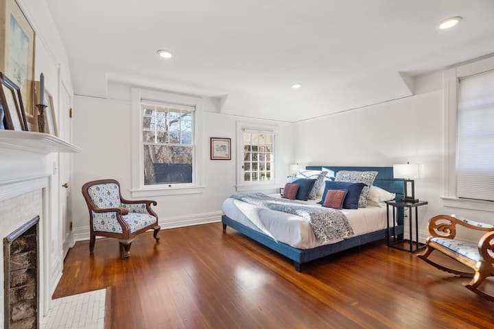 Spavaća soba 3 s novim bračnim krevetom, kaminom i pogledom na Broadmoor i planine.