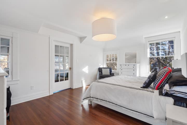 Spavaća soba 1 (glavna) s novim bračnim krevetom.  Prostran i svijetao!  Odlična svjetla za čitanje na stropu. Utičnice pored kreveta za sve uređaje.  Staklena vrata imaju sjenilo za privatnost.  Vodi do spavaće sobe 2.