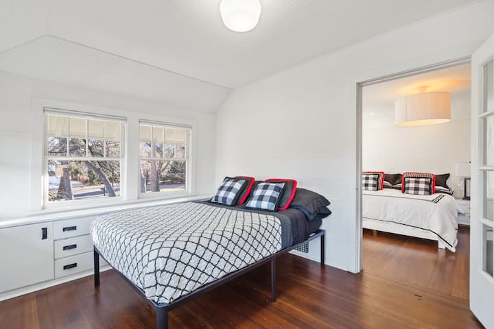 Spavaća soba 2 uz glavnu spavaću sobu s bračnim krevetom.  Pristupačno izvan spavaće sobe 1 (glavna).  Staklena vrata imaju sjenilo za privatnost.