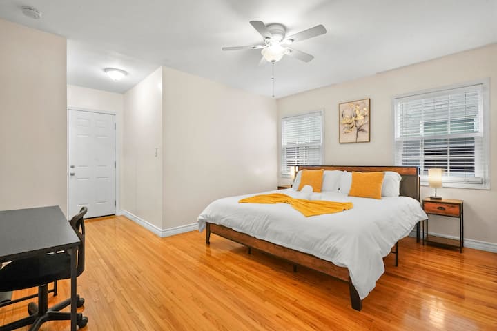 Priestranná spálňa s manželskou posteľou King a nočnými stolíkmi