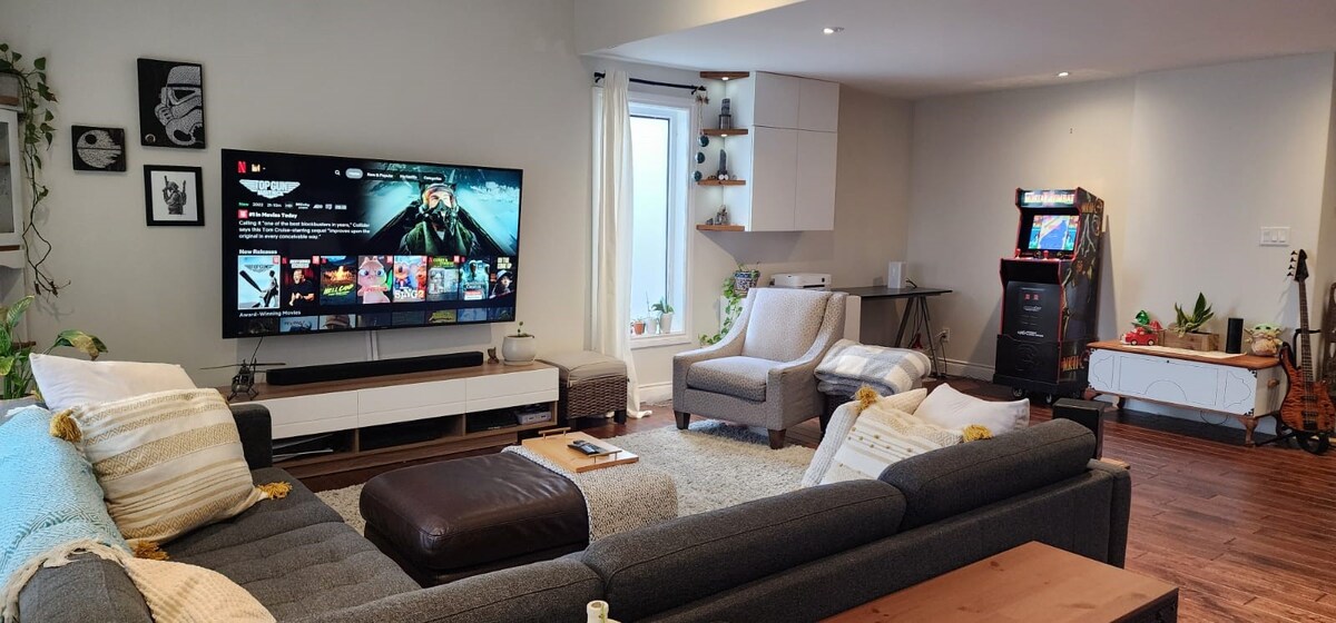 Vibes и Arcade Nostalgia најдобро ја опишуваат оваа привлечна, пространа дневна соба - центар на смеа, другарство и забава. 