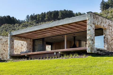 Casa between Peraus