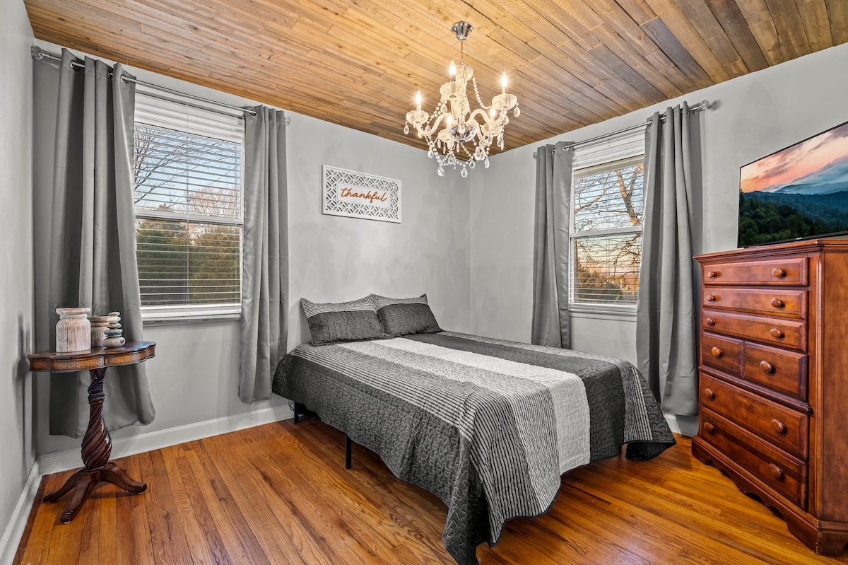 ห้องนอน 2 มีเตียงควีนไซส์ตู้เสื้อผ้าตู้เสื้อผ้าและสมาร์ททีวี