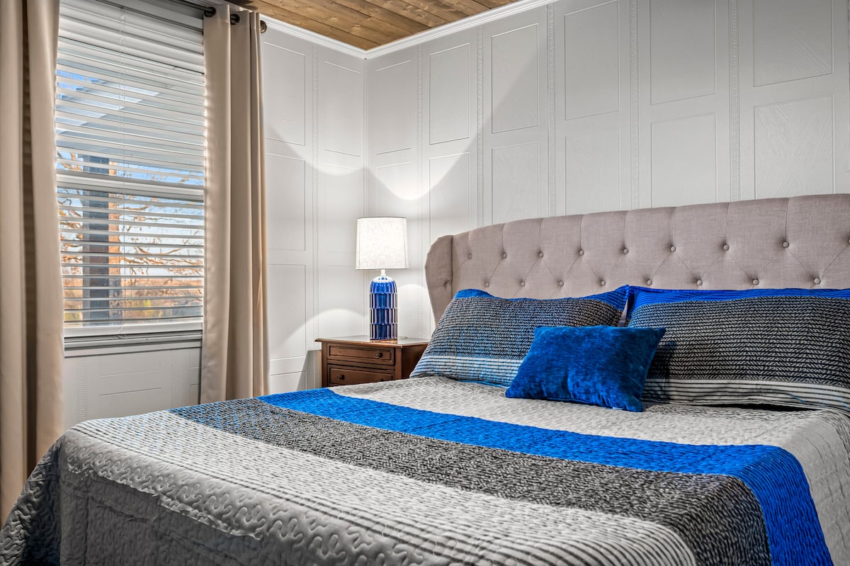 ห้องนอนใหญ่พร้อมเตียงคิงไซส์ที่สะดวกสบาย