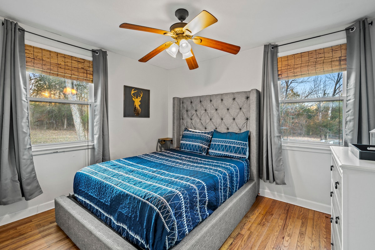 ห้องนอนที่ 3 (ควีนไซส์) ตั้งอยู่สุดโถงทางเดิน